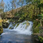 בית נופש The Waterfall Retreat פנרית'
