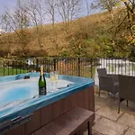The Waterfall Retreat בית נופש פנרית'