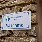 The Waterfall Retreat בית נופש