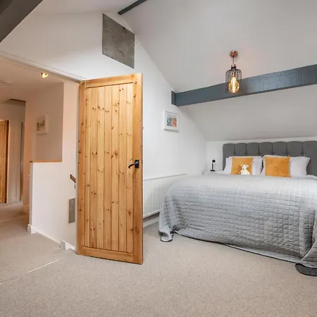 The Waterfall Retreat 彭里斯