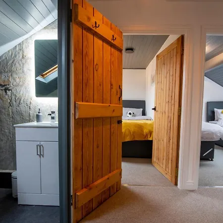 度假居 The Waterfall Retreat 彭里斯