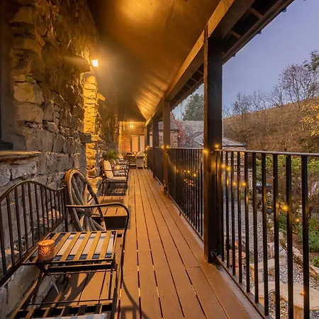 The Waterfall Retreat בית נופש *